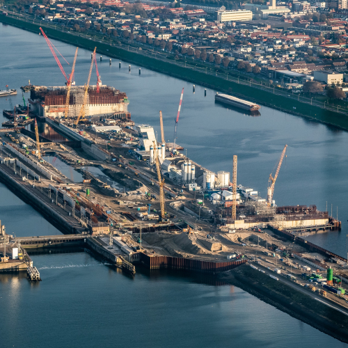 Overzichtsfoto nieuwe zeesluis met afgezonken deurkas Bron Topview Luchtfotografie.jpg