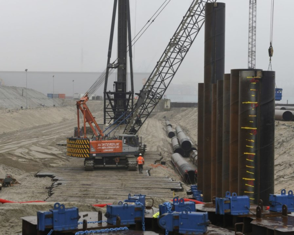 Verlenging-kademuur-bij-SIF-Group-op-Rotterdam-Maasvlakte-Ries-van-Wendel-de-Joode-scaled-e1612539037724-1280x720.jpg