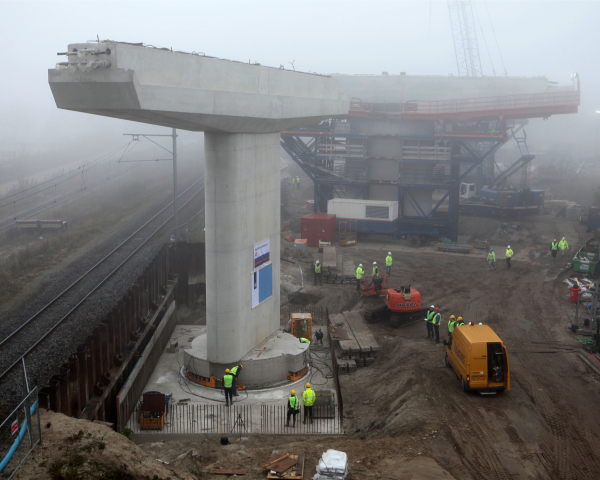 75b. Indraaien dwarsligger- hangt deels boven de goederenspoorlijn.JPG