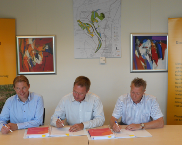 130725 ondertekening Olst 01.png